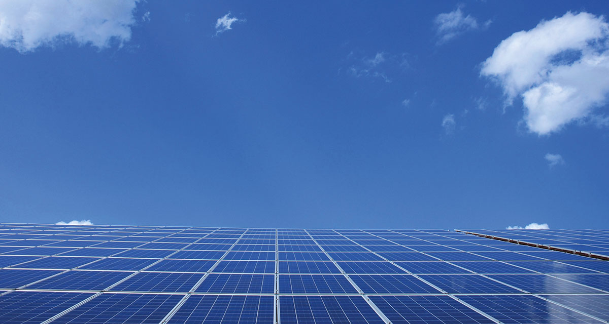 Le déploiement de panneaux photovoltaïques s\u2019est accéléré ces dernières années. De nombreuses questions se posent néanmoins à leur sujet, notamment celle de leur recyclage.
