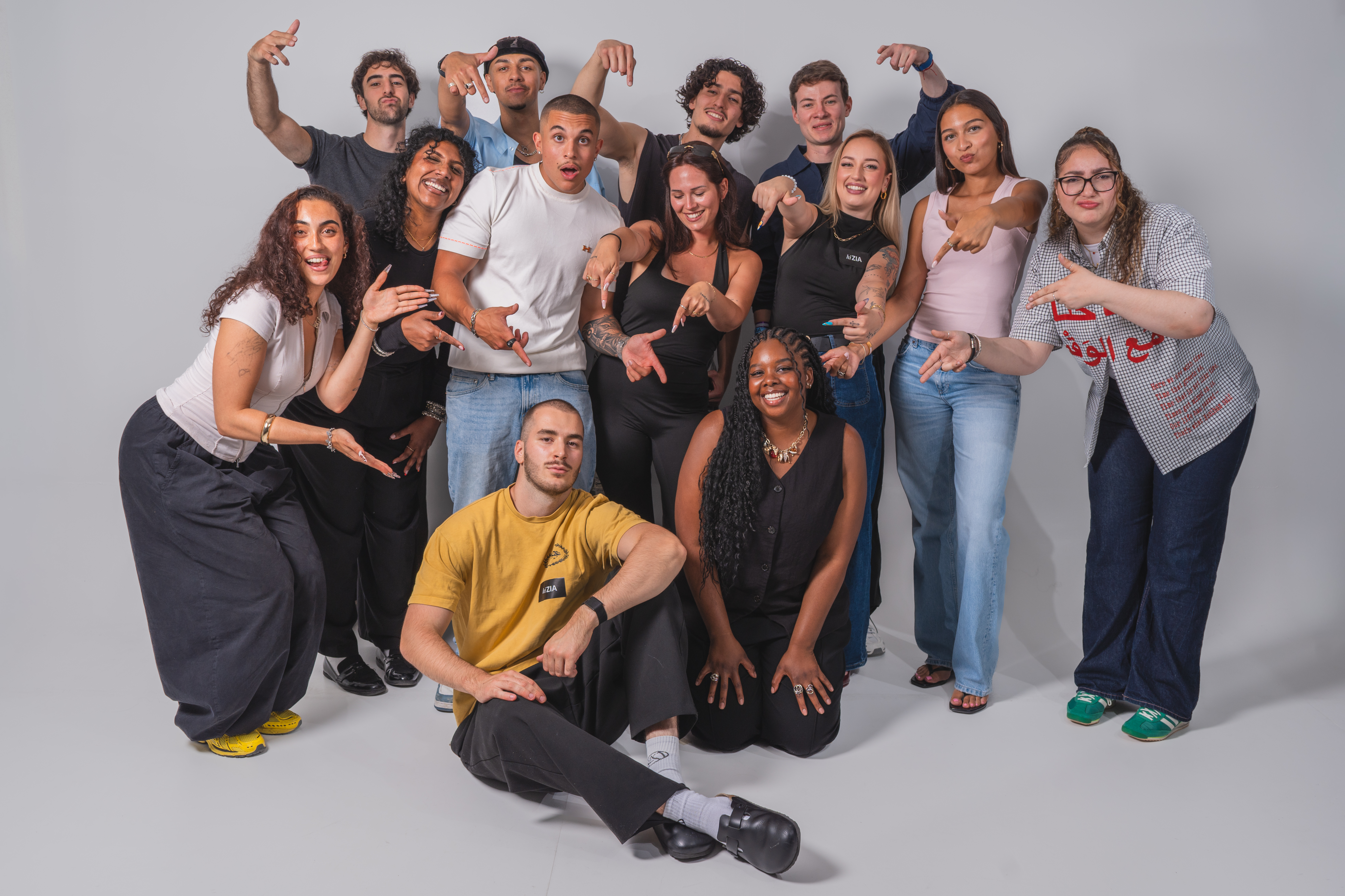 Sasha Siegenthaler, 22 ans - en jaune - a fondé l\u2019agence de communication Hi ZIA.