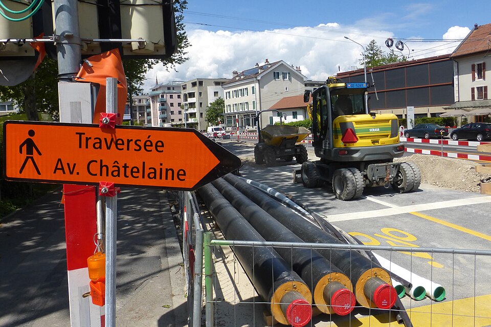 La construction de grands réseaux de chauffage et rafraîchissement impacte la vie économique. Des mesures ont été prises pour limiter les nuisances.