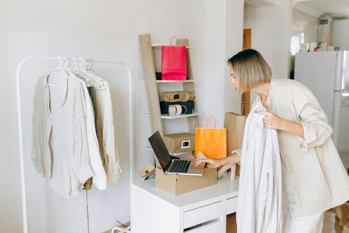 Prix ultra bas, choix abyssal... Ce qu'on appelle l'ultra fast fashion a complètement bouleversé nos modes de consommation.