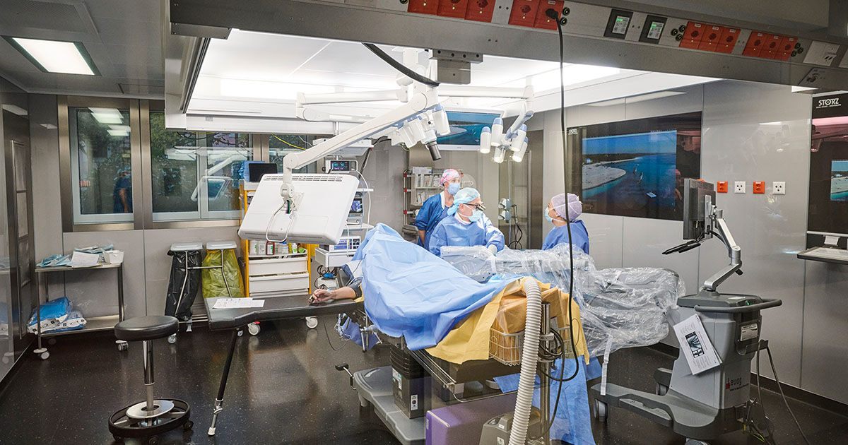 Opération en cours à la Clinique de la Main Genève.