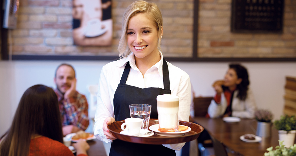 Le salaire minimum bénéficie un peu plus aux femmes.