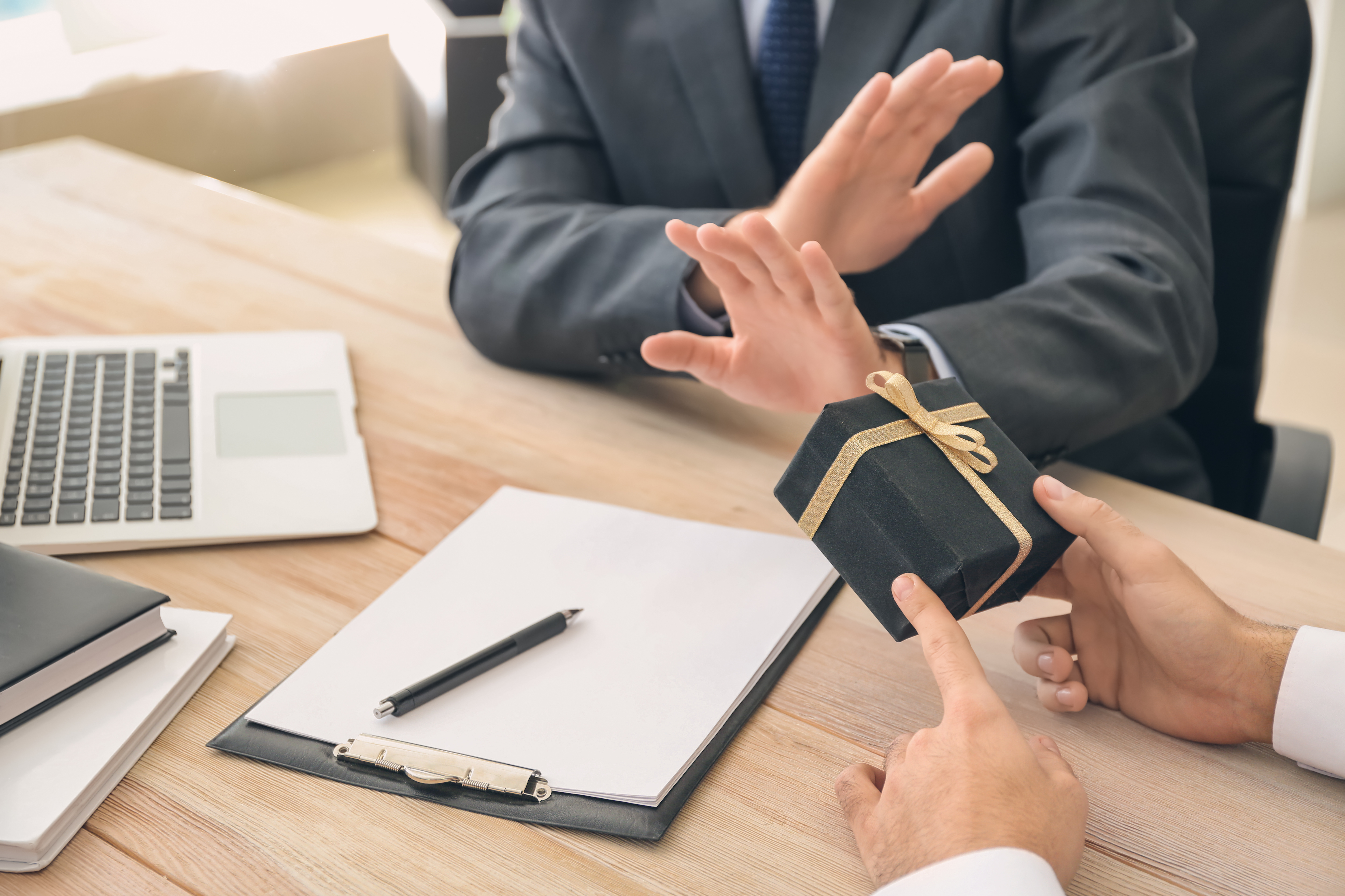 Le Code pénal suisse incrimine sévèrement la corruption active et passive, qu'elle concerne des agents publics ou le secteur privé.