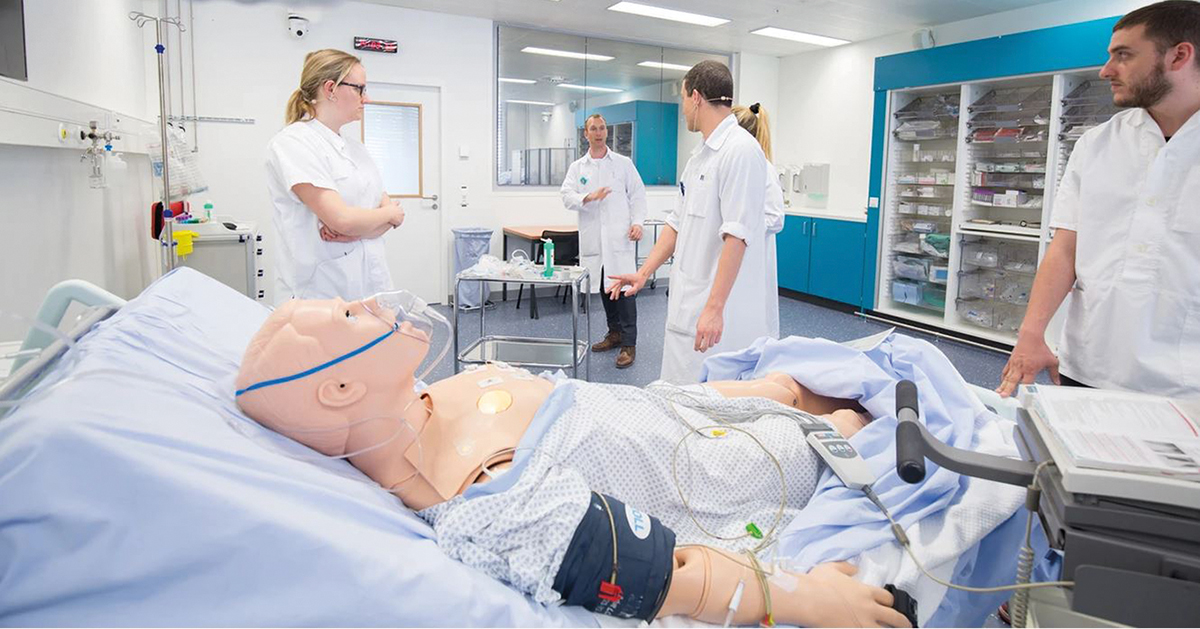 Les mannequins sont pilotés par les techniciens, qui peuvent les faire parler à l’aide d’un micro. Ils peuvent être intubés, massés, piqués et choqués.