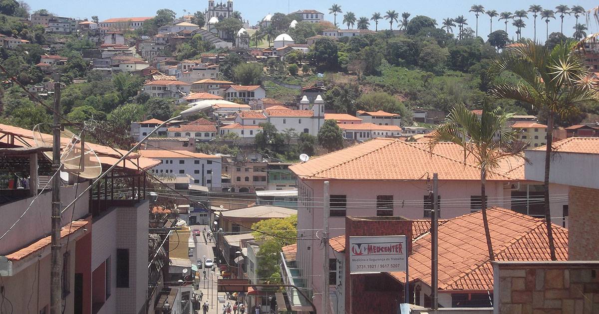 La ville brésilienne de Congonhas est entourée de barrages miniers.