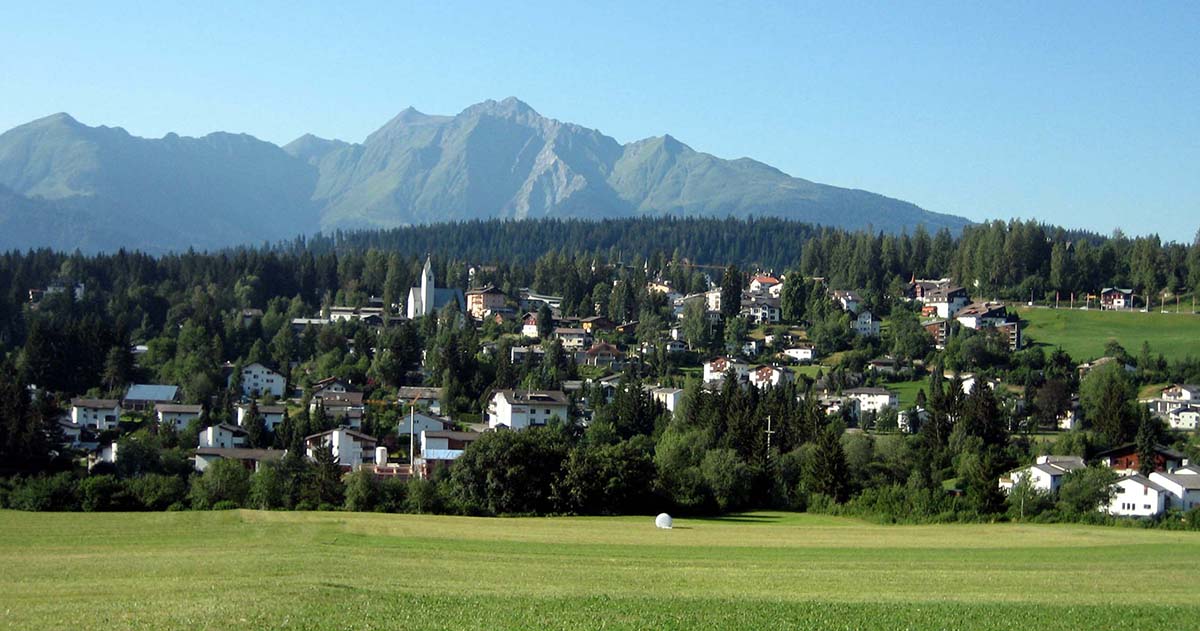 A Flims, dans les Grisons, la population s'est prononcée en faveur de la cessation d'un terrain en droit de superficie à la Caisse de pension des Grisons. Plus de vingt logements réservés à la population locale seront construits en coopérative.