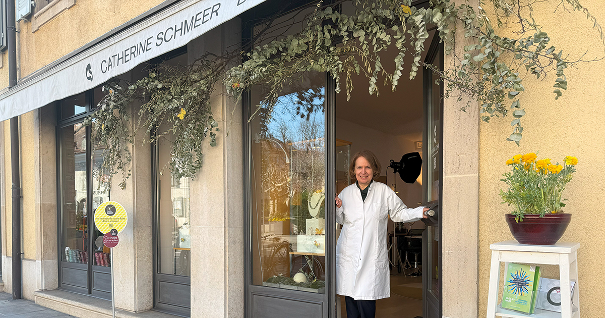 Catherine Schmeer devant son arcade, un lieu à la fois atelier, espace d’exposition et de rencontre.
