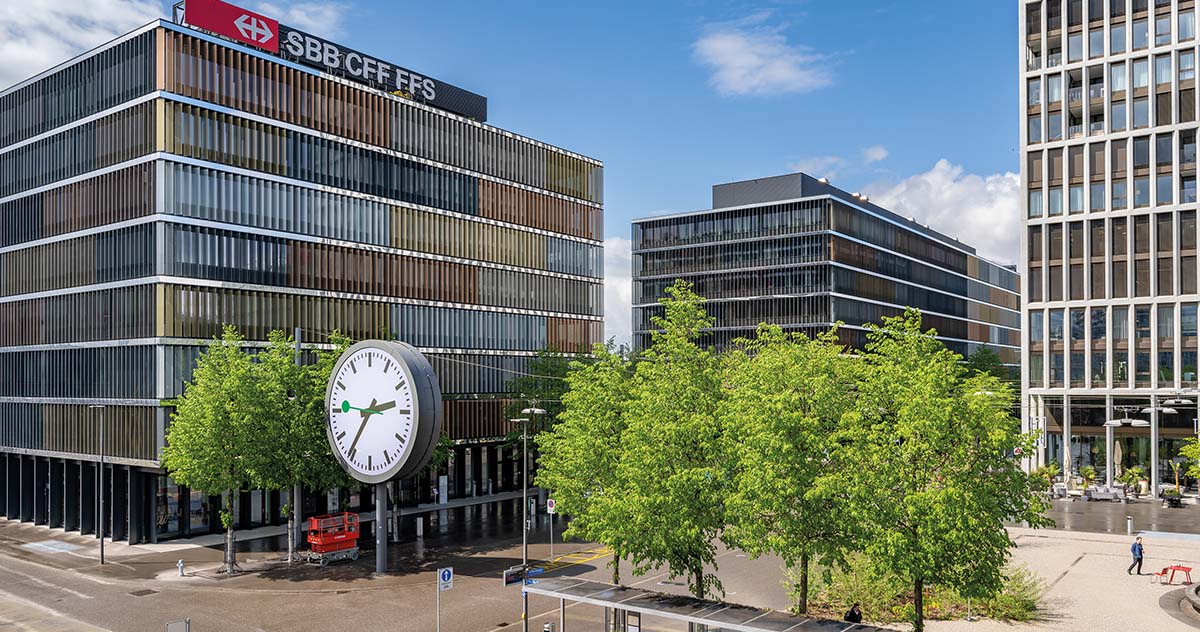 Le siège des CFF au Wankdorf avec sa grande horloge. 