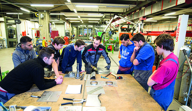 L’apprentissage convient à une majorité de jeunes, en particulier le mode dual qui présente l’avantage de combiner théorie et acquisitions de compétences de terrain. Photo Olivier Vogelsang