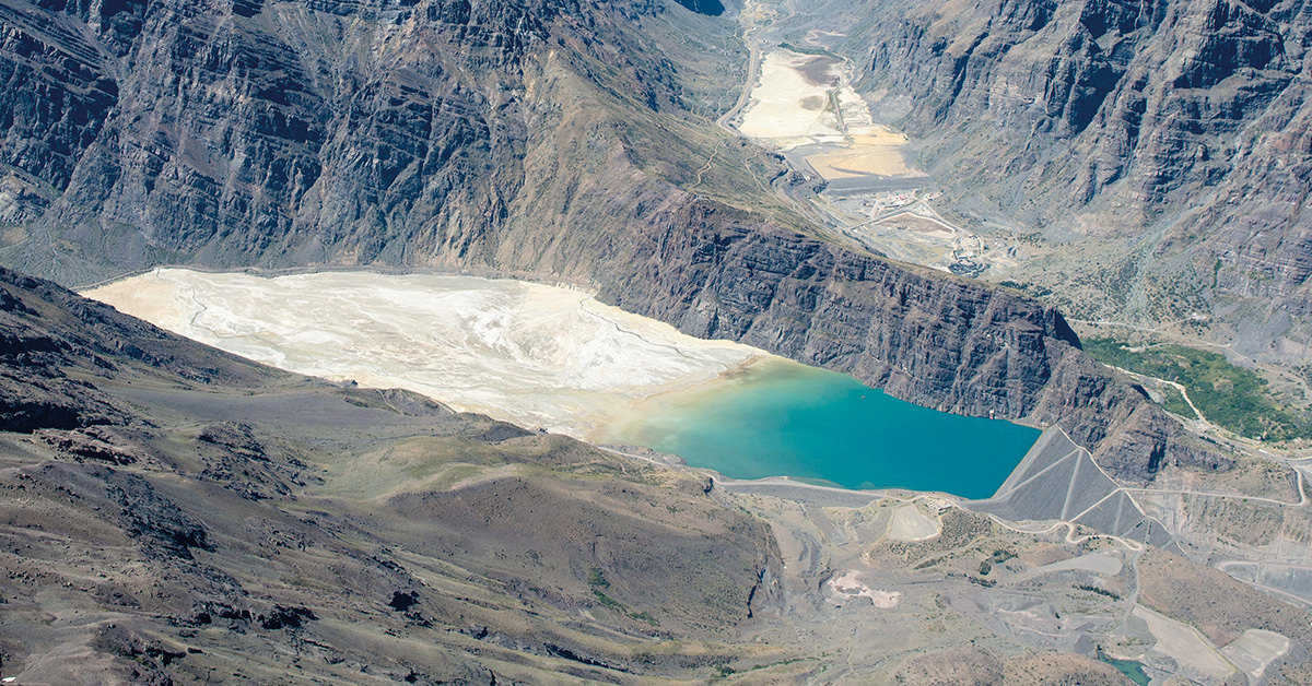 Les barrages miniers sont souvent construits en condamnant une vallée (ici : barrage de Los Leones (Chili).