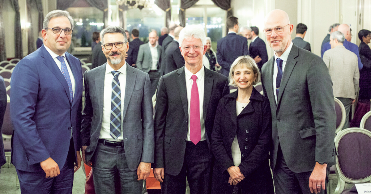 De gauche à droite: Jean-Vital Domézon, président entrant de la SHG, Christophe Hans (hôtelleriesuisse), Christian Brunier, directeur général de SIG, Fabienne Fischer, conseillère d’Etat et Gilles Rangon, président sortant de la SHG.